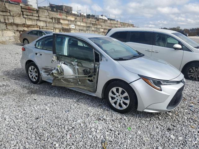5YFEPMAEXNP289114 - 2022 TOYOTA COROLLA LE SILVER photo 4