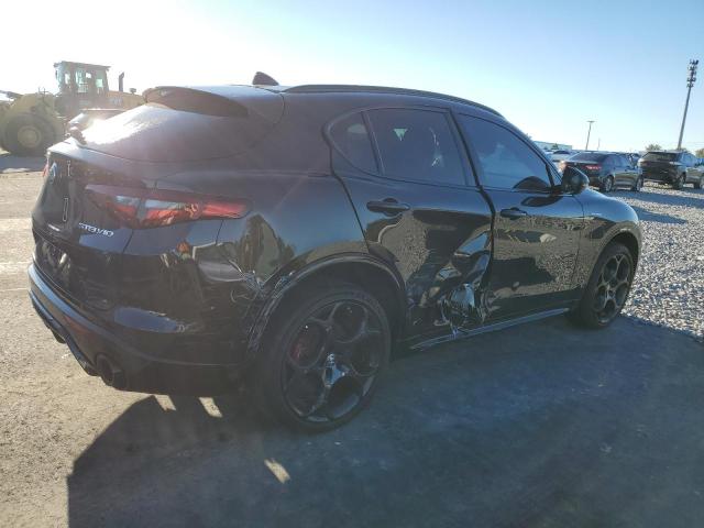 ZASPAKBN1N7D28582 - 2022 ALFA ROMEO STELVIO TI 黑色 照片 3