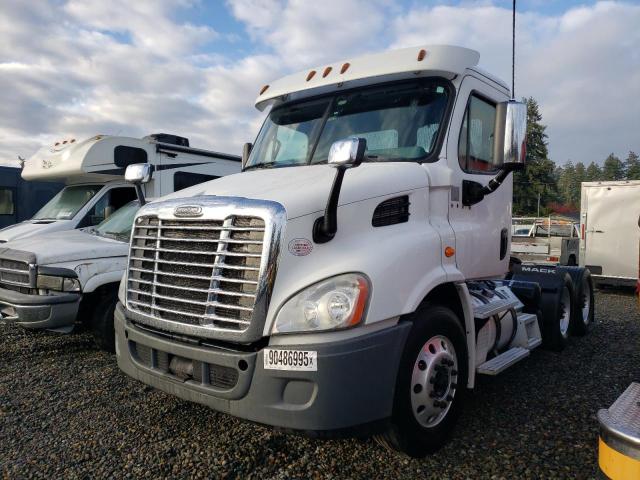 3AKJGBDV7JSKA7544 - 2018 FREIGHTLINER CASCADIA 1 WHITE photo 2