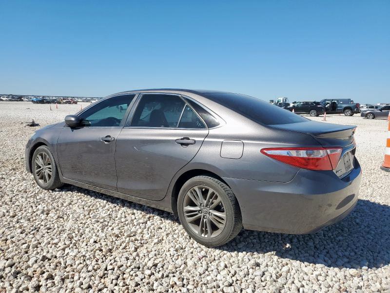 4T1BF1FK9HU715820 - 2017 TOYOTA CAMRY LE 灰色 照片 2