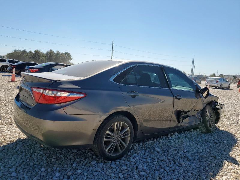 4T1BF1FK9HU715820 - 2017 TOYOTA CAMRY LE 灰色 照片 3