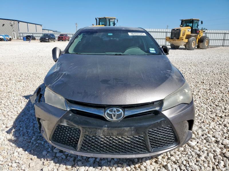 4T1BF1FK9HU715820 - 2017 TOYOTA CAMRY LE 灰色 照片 5