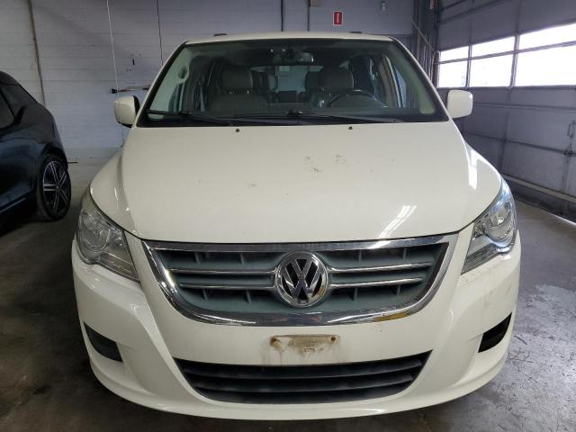 2C4RVABG6CR391870 - 2012 VOLKSWAGEN ROUTAN SE WHITE photo 5