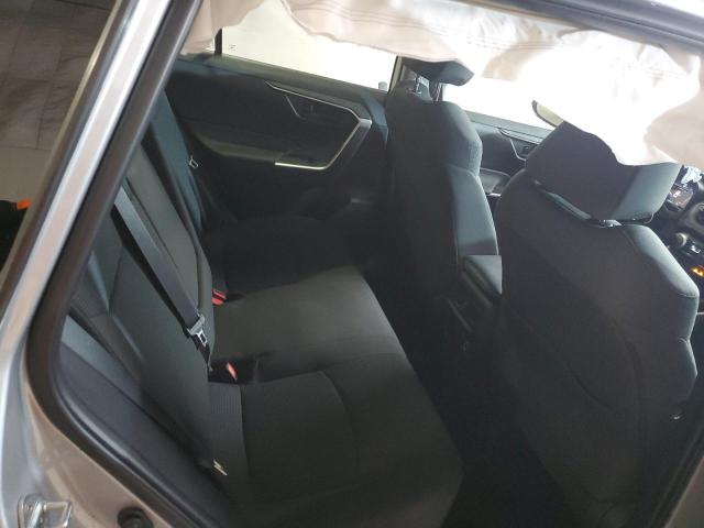 2T3F1RFV5RW476218 - 2024 TOYOTA RAV4 LE 银色 照片 11