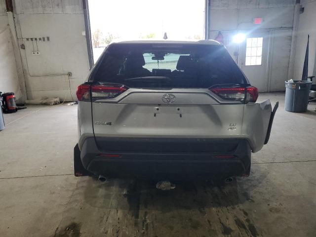 2T3F1RFV5RW476218 - 2024 TOYOTA RAV4 LE 银色 照片 6