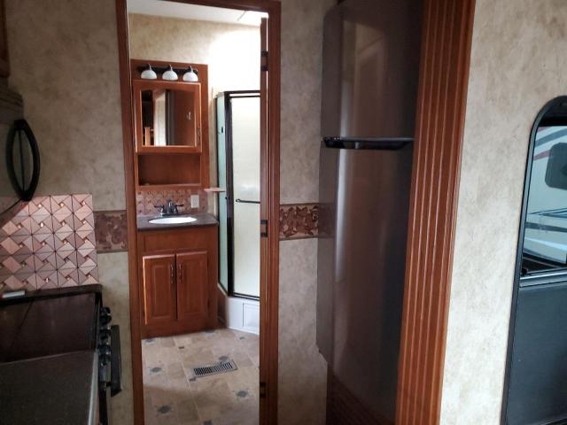 4YDF37525B4701209 - 2011 KEYSTONE MONTANA WHITE photo 6