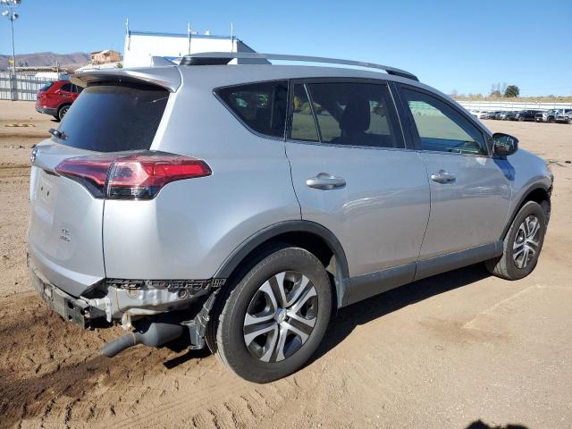 2T3BFREV7JW717735 - 2018 TOYOTA RAV4 LE Plata foto 3