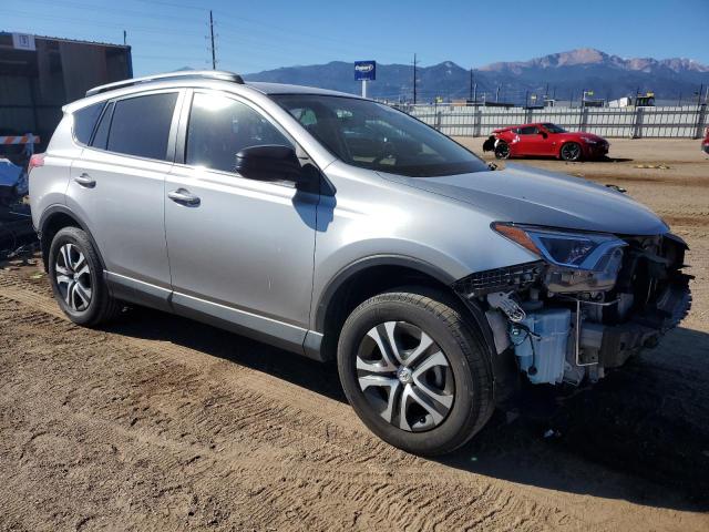 2T3BFREV7JW717735 - 2018 TOYOTA RAV4 LE Plata foto 4