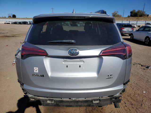 2T3BFREV7JW717735 - 2018 TOYOTA RAV4 LE Plata foto 6