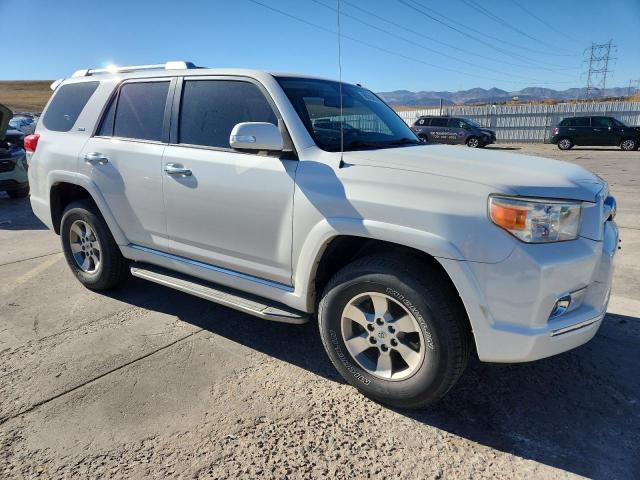 JTEBU5JR7D5141577 - 2013 TOYOTA 4RUNNER SR5 WHITE photo 4