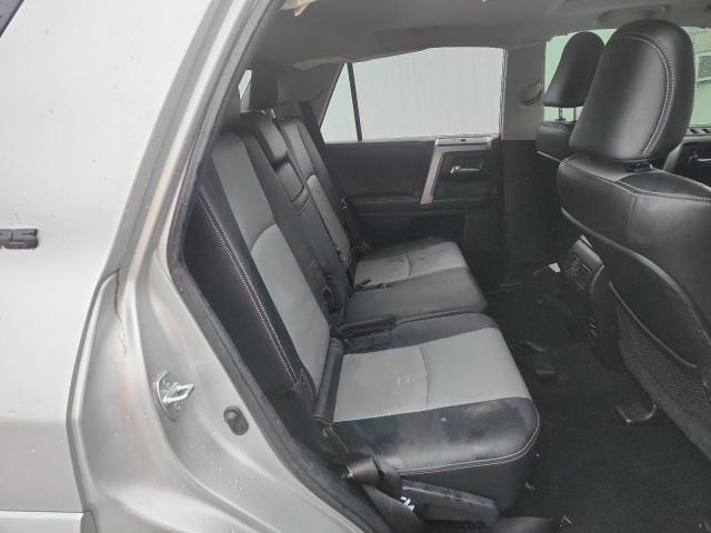 JTEZU5JR3J5184744 - 2018 TOYOTA 4RUNNER SR5 Күміс фото 11