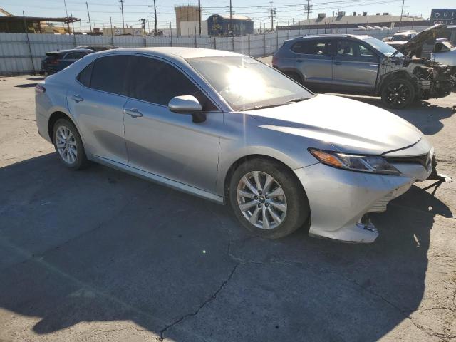 4T1B11HK4JU506812 - 2018 TOYOTA CAMRY L 银色 照片 4