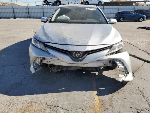 4T1B11HK4JU506812 - 2018 TOYOTA CAMRY L 银色 照片 5