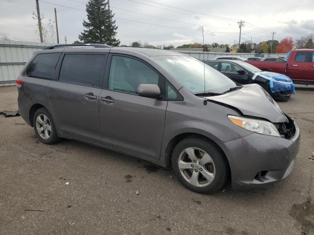 5TDKK3DC0DS351356 - 2013 TOYOTA SIENNA LE Արծաթագույն լուսանկար 4