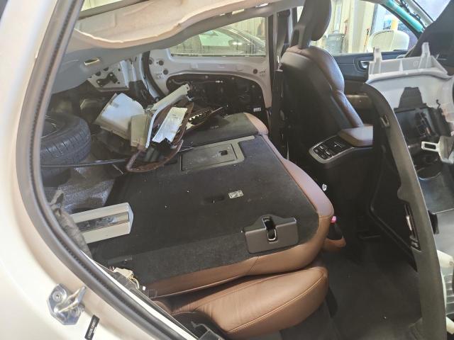 LYVA22RL7JB105727 - 2018 VOLVO XC60 T6 WHITE photo 10