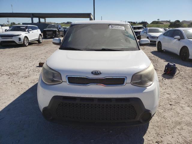 KNDJN2A25F7132849 - 2015 KIA SOUL WHITE photo 5