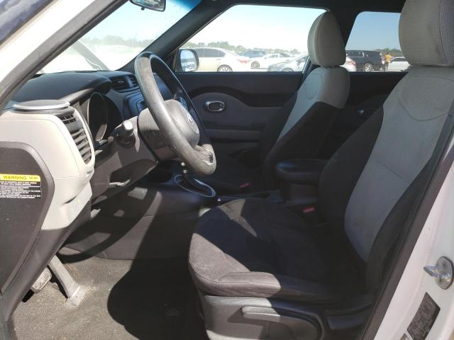 KNDJN2A25F7132849 - 2015 KIA SOUL WHITE photo 7