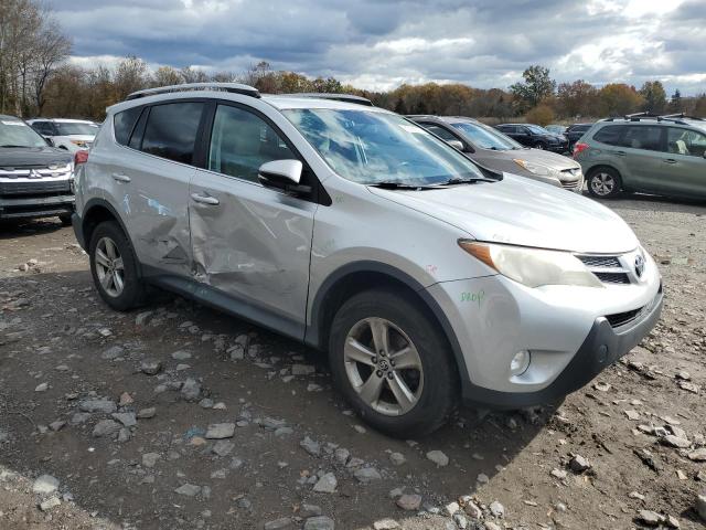2T3RFREV0FW366544 - 2015 TOYOTA RAV4 XLE SILVER photo 4