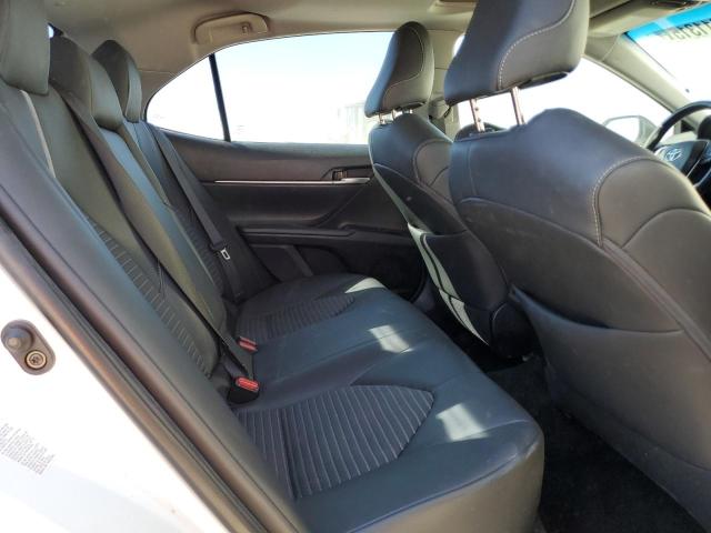 4T1B11HK8JU058011 - 2018 TOYOTA CAMRY L WHITE photo 10