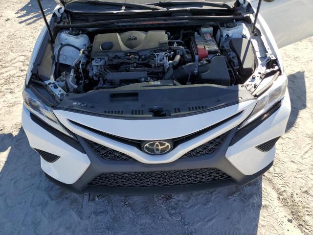 4T1B11HK8JU058011 - 2018 TOYOTA CAMRY L WHITE photo 11