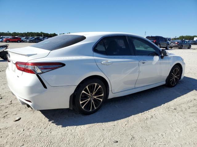 4T1B11HK8JU058011 - 2018 TOYOTA CAMRY L WHITE photo 3