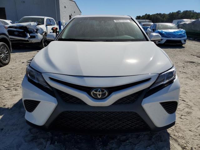 4T1B11HK8JU058011 - 2018 TOYOTA CAMRY L WHITE photo 5