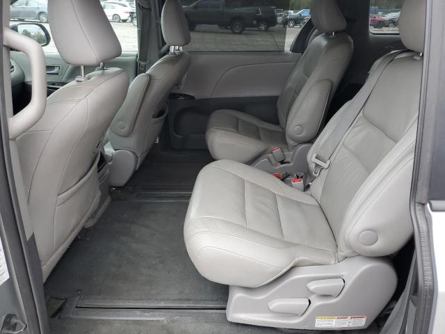5TDYK3DC8FS624668 - 2015 TOYOTA SIENNA XLE 银色 照片 11