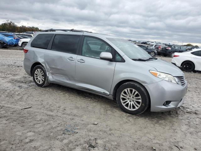 5TDYK3DC8FS624668 - 2015 TOYOTA SIENNA XLE 银色 照片 4