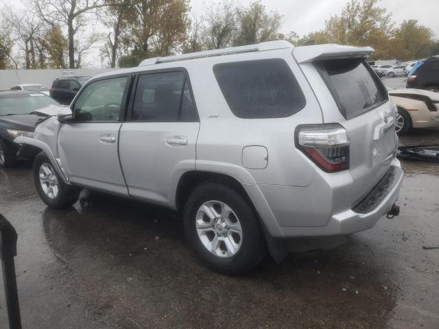 JTEBU5JR6H5417432 - 2017 TOYOTA 4RUNNER SR5/SR5 PREMIUM SILVER photo 2