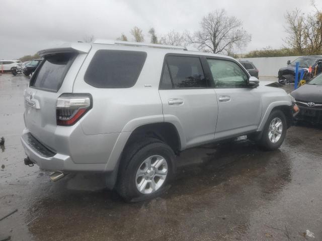 JTEBU5JR6H5417432 - 2017 TOYOTA 4RUNNER SR5/SR5 PREMIUM SILVER photo 3