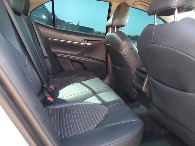 4T1B11HK3JU537517 - 2018 TOYOTA CAMRY L WHITE photo 10