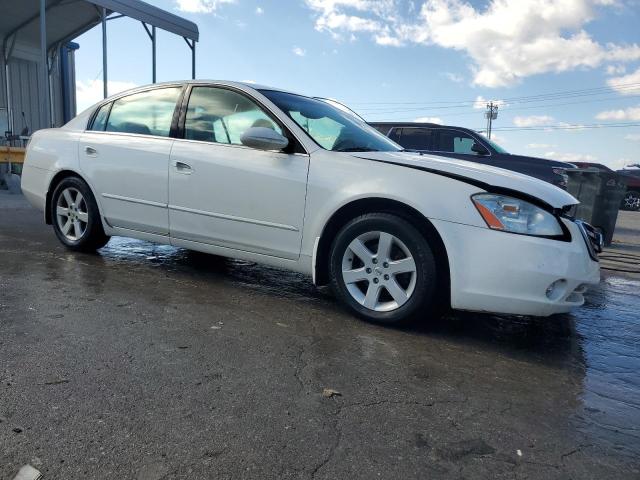 1N4AL11D52C255091 - 2002 NISSAN ALTIMA BASE WHITE photo 4