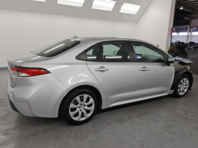 5YFB4MDE3PP002576 - 2023 TOYOTA COROLLA LE 银色 照片 3