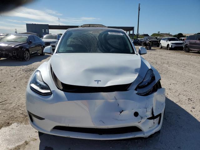 7SAYGDEE4PA025098 - 2023 TESLA MODEL Y Weiß Foto 5