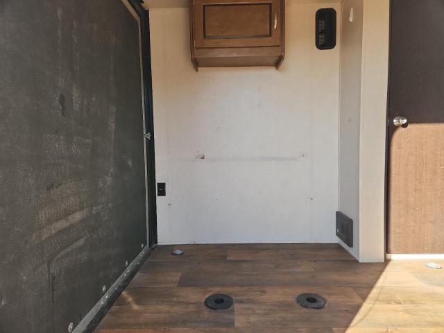 4X4TSTT16JY001602 - 2018 FOREST RIVER SALEM FSX 180 TWO TONE photo 6