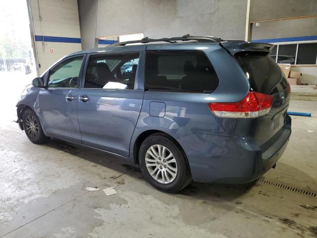 5TDYK3DC0DS398722 - 2013 TOYOTA SIENNA XLE BLUE photo 2