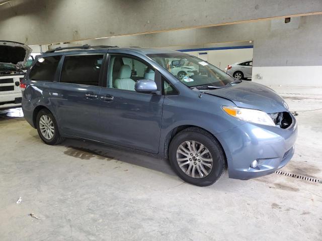 5TDYK3DC0DS398722 - 2013 TOYOTA SIENNA XLE BLUE photo 4