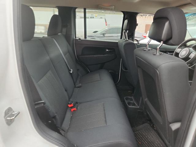 1C4PJMAK2CW184023 - 2012 JEEP LIBERTY SPORT 白色 照片 11