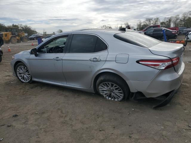 4T1F11AK8LU991812 - 2020 TOYOTA CAMRY XLE ნაცრისფერი ფოტო 2