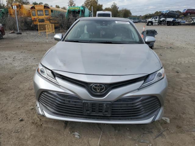 4T1F11AK8LU991812 - 2020 TOYOTA CAMRY XLE ნაცრისფერი ფოტო 5