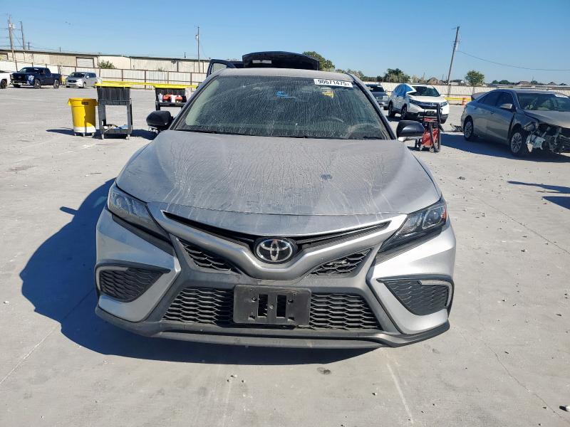 4T1G11AK2NU007383 - 2022 TOYOTA CAMRY SE SILVER photo 5