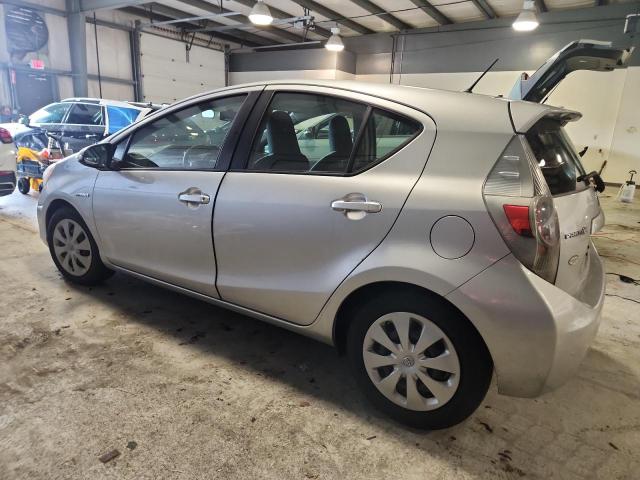 JTDKDTB35D1532592 - 2013 TOYOTA PRIUS C 银色 照片 2