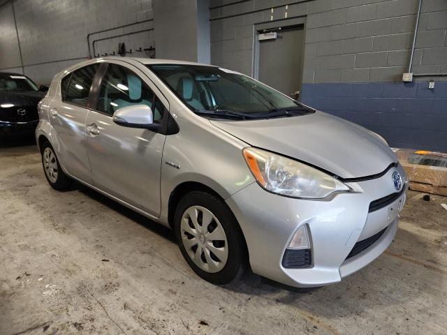 JTDKDTB35D1532592 - 2013 TOYOTA PRIUS C 银色 照片 4