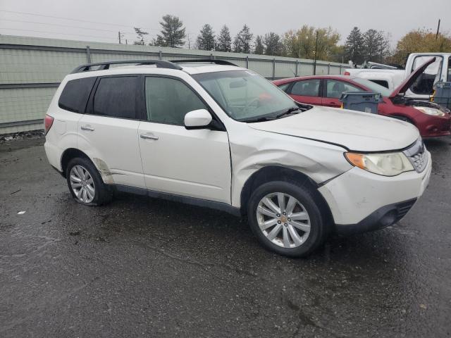 JF2SHADC6CH447306 - 2012 SUBARU FORESTER 2.5X PREMIUM WHITE photo 4
