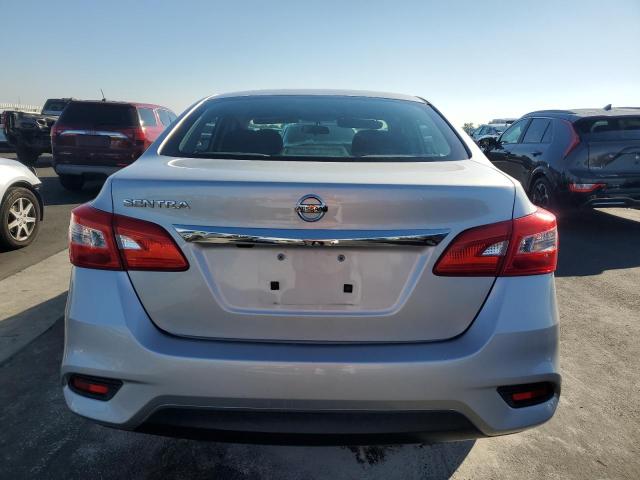 3N1AB7AP6JY210938 - 2018 NISSAN SENTRA S Сріблястий фото 6