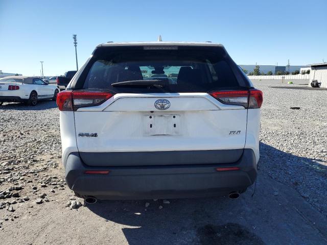 2T3W1RFV7LC072250 - 2020 TOYOTA RAV4 XLE WHITE photo 6