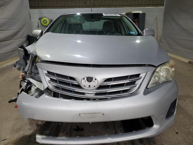 2T1BU4EEXDC962231 - 2013 TOYOTA COROLLA BASE Сріблястий фото 5