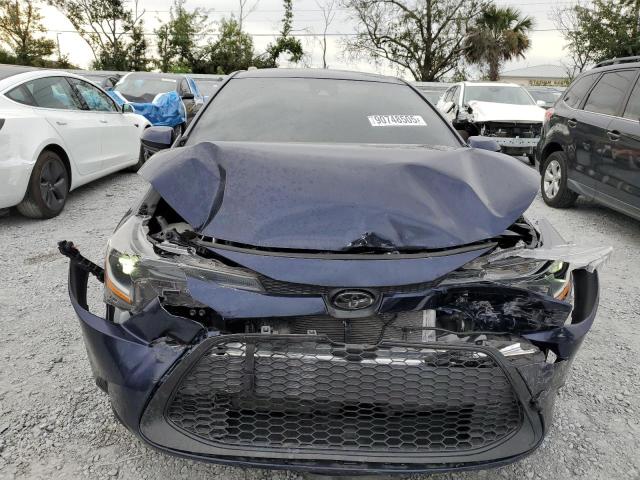 5YFEPMAE1NP381633 - 2022 TOYOTA COROLLA LE BLUE photo 5