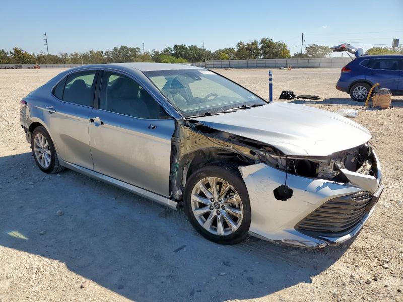 4T1B11HK5JU109366 - 2018 TOYOTA CAMRY L SILVER photo 4