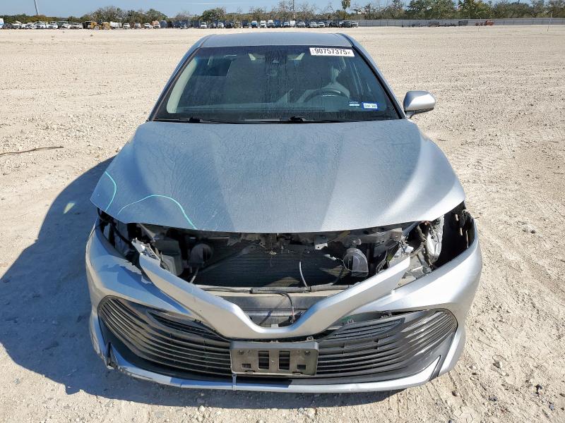 4T1B11HK5JU109366 - 2018 TOYOTA CAMRY L SILVER photo 5